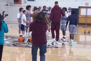 成功人士！哈滕探访了高中篮球队的训练课，解答了球员们的问题！