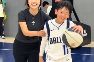 小菜鸡与小姐姐单挑！无奈对手偷学了姐姐的背打😂