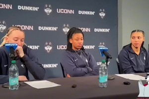 WNBA阿兹福德和佩奇布克斯 双方爱意十足满眼都是对方😯